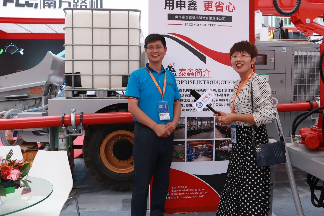 　　參展初心  　　創(chuàng  )新驅動(dòng)·共贏(yíng)未來(lái) 是本屆雄安展會(huì )的主題，2019年1月2日中共中央批復《河北雄安新區總體規劃(2018-2035年)》的文件，全國矚目，迅速拉開(kāi)了雄安新區基礎建設的帷幕，道路建設、交通布局、商業(yè)配套等大批重大基礎建設火熱開(kāi)工，工程量大，工期緊，高效、環(huán)保的工程機械設備成為這場(chǎng)基建戰役的主力軍，泰鑫機械作為工程機械制造的一員，順應時(shí)代的召喚，積極投入到這一中華千秋偉業(yè)中來(lái)。  　　    　　走進(jìn)泰鑫  　　焦作市泰鑫機械制造有限責任公司，成立于2006年，注冊資金捌仟萬(wàn)元整，是集科研、生產(chǎn)、銷(xiāo)售、服務(wù)為一體的裝備制造企業(yè)。目前主營(yíng)產(chǎn)品有：拱架臺車(chē)、模板臺車(chē)、濕噴臺車(chē)、防水板臺車(chē)，雙噴頭噴漿車(chē)、混凝土車(chē)載泵、后掛式濕噴車(chē)、轉子式濕噴機、泵送濕噴機、自動(dòng)上料車(chē)、吊裝上料車(chē)、潮噴機、防爆噴漿機、注漿機、彎拱機、鋼筋加工設備、防水焊接設備、及設備配套件，產(chǎn)品廣泛應用于礦山井巷、鐵路、公路、隧道、城市地鐵、邊坡工程、水利水電、建筑等工程建設。  　　    　　    　　展品介紹  　　TXJS3017G混凝土噴射機組適用于鐵路、公路隧道、水利水電的隧道和涵洞，地鐵以及各種軍用、民用建筑、邊坡管廊等。在高速建設的雄安新區，基坑、管廊高密度地區，快速、環(huán)保噴漿是施工設備要素，產(chǎn)品包括以下幾點(diǎn)：  　　1、工作效率高，30m3/h。  　　2、轉場(chǎng)速度快，雙向駕駛、四輪驅動(dòng)。  　　3、節省人工，進(jìn)口無(wú)線(xiàn)遙控器、可遠距離操作。  　　4、自帶空壓機組，結構緊湊，減少前期準備時(shí)間。  　　    　　UBT-12J智能砂漿泵是一款集智能上料、攪拌、泵送為一體是建筑施工適用的一款砂漿泵送機，適用于國家新型建筑環(huán)保材料、適用于不同用途與理化性能的飾面砂漿、保溫砂漿、自流平砂漿的輸送、粘結、噴涂施工，具有噴涂速度、壓力及排量可以調節功能適用于學(xué)校、辦公室、商場(chǎng)、家庭等地坪施工。  　　主要特點(diǎn)：  　　1、電器控制使用PLC，可以根據客戶(hù)需求將料的配比輸入PLC，根據螺旋上料的大小自動(dòng)調節水量和泵送的大小，操作簡(jiǎn)單便捷。  　　2、攪拌轉速高，行程長(cháng)，攪拌均勻。  　　3、采用公司成熟140泵送系統，出口壓力高，輸送距離遠。  　　    　　展會(huì )詳情  　　    　　作為混凝土噴漿支護行業(yè)中的翹楚--泰鑫機械接受央視網(wǎng)、砼商網(wǎng)等多家媒體采訪(fǎng)。  　　    　　展會(huì )現場(chǎng)，在與客戶(hù)的熱情互動(dòng)、深入交流中，挖掘客戶(hù)施工中急需解決的問(wèn)題，現場(chǎng)提出切實(shí)可行的解決方案，并與多位客戶(hù)達成意向合作。  　　    　　9月12日，雄安建博會(huì )順利閉幕，泰鑫公司收獲滿(mǎn)滿(mǎn)，公司將以此為契機，積極探索、不斷創(chuàng  )新，在“用申鑫·更省心”核心服務(wù)價(jià)值觀(guān)的指引下，更加有效滿(mǎn)足不同施工條件下的客戶(hù)需求，為客戶(hù)提供優(yōu)良的服務(wù)體驗，真誠期盼與您攜手合作，共創(chuàng  )美好未來(lái)。