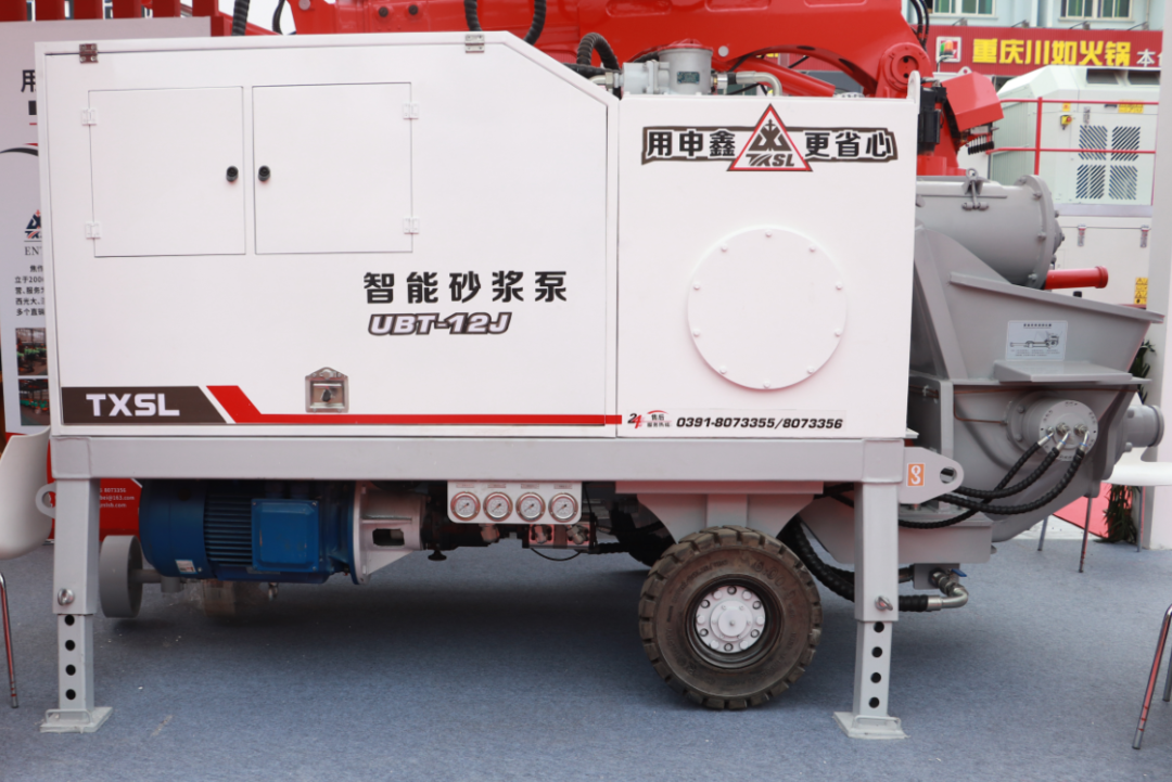 　　參展初心  　　創(chuàng  )新驅動(dòng)·共贏(yíng)未來(lái) 是本屆雄安展會(huì )的主題，2019年1月2日中共中央批復《河北雄安新區總體規劃(2018-2035年)》的文件，全國矚目，迅速拉開(kāi)了雄安新區基礎建設的帷幕，道路建設、交通布局、商業(yè)配套等大批重大基礎建設火熱開(kāi)工，工程量大，工期緊，高效、環(huán)保的工程機械設備成為這場(chǎng)基建戰役的主力軍，泰鑫機械作為工程機械制造的一員，順應時(shí)代的召喚，積極投入到這一中華千秋偉業(yè)中來(lái)。  　　    　　走進(jìn)泰鑫  　　焦作市泰鑫機械制造有限責任公司，成立于2006年，注冊資金捌仟萬(wàn)元整，是集科研、生產(chǎn)、銷(xiāo)售、服務(wù)為一體的裝備制造企業(yè)。目前主營(yíng)產(chǎn)品有：拱架臺車(chē)、模板臺車(chē)、濕噴臺車(chē)、防水板臺車(chē)，雙噴頭噴漿車(chē)、混凝土車(chē)載泵、后掛式濕噴車(chē)、轉子式濕噴機、泵送濕噴機、自動(dòng)上料車(chē)、吊裝上料車(chē)、潮噴機、防爆噴漿機、注漿機、彎拱機、鋼筋加工設備、防水焊接設備、及設備配套件，產(chǎn)品廣泛應用于礦山井巷、鐵路、公路、隧道、城市地鐵、邊坡工程、水利水電、建筑等工程建設。  　　    　　    　　展品介紹  　　TXJS3017G混凝土噴射機組適用于鐵路、公路隧道、水利水電的隧道和涵洞，地鐵以及各種軍用、民用建筑、邊坡管廊等。在高速建設的雄安新區，基坑、管廊高密度地區，快速、環(huán)保噴漿是施工設備要素，產(chǎn)品包括以下幾點(diǎn)：  　　1、工作效率高，30m3/h。  　　2、轉場(chǎng)速度快，雙向駕駛、四輪驅動(dòng)。  　　3、節省人工，進(jìn)口無(wú)線(xiàn)遙控器、可遠距離操作。  　　4、自帶空壓機組，結構緊湊，減少前期準備時(shí)間。  　　    　　UBT-12J智能砂漿泵是一款集智能上料、攪拌、泵送為一體是建筑施工適用的一款砂漿泵送機，適用于國家新型建筑環(huán)保材料、適用于不同用途與理化性能的飾面砂漿、保溫砂漿、自流平砂漿的輸送、粘結、噴涂施工，具有噴涂速度、壓力及排量可以調節功能適用于學(xué)校、辦公室、商場(chǎng)、家庭等地坪施工。  　　主要特點(diǎn)：  　　1、電器控制使用PLC，可以根據客戶(hù)需求將料的配比輸入PLC，根據螺旋上料的大小自動(dòng)調節水量和泵送的大小，操作簡(jiǎn)單便捷。  　　2、攪拌轉速高，行程長(cháng)，攪拌均勻。  　　3、采用公司成熟140泵送系統，出口壓力高，輸送距離遠。  　　    　　展會(huì )詳情  　　    　　作為混凝土噴漿支護行業(yè)中的翹楚--泰鑫機械接受央視網(wǎng)、砼商網(wǎng)等多家媒體采訪(fǎng)。  　　    　　展會(huì )現場(chǎng)，在與客戶(hù)的熱情互動(dòng)、深入交流中，挖掘客戶(hù)施工中急需解決的問(wèn)題，現場(chǎng)提出切實(shí)可行的解決方案，并與多位客戶(hù)達成意向合作。  　　    　　9月12日，雄安建博會(huì )順利閉幕，泰鑫公司收獲滿(mǎn)滿(mǎn)，公司將以此為契機，積極探索、不斷創(chuàng  )新，在“用申鑫·更省心”核心服務(wù)價(jià)值觀(guān)的指引下，更加有效滿(mǎn)足不同施工條件下的客戶(hù)需求，為客戶(hù)提供優(yōu)良的服務(wù)體驗，真誠期盼與您攜手合作，共創(chuàng  )美好未來(lái)。